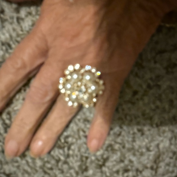 Elegant Pearl and Gold Statement Ring 9 - Picture 3 of 4